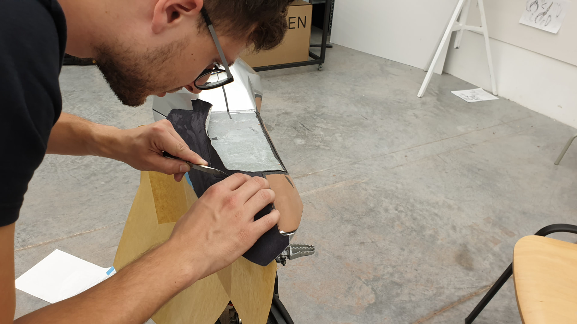 Wrapping the clay model with Dinoc foil to simulate finished surfaces